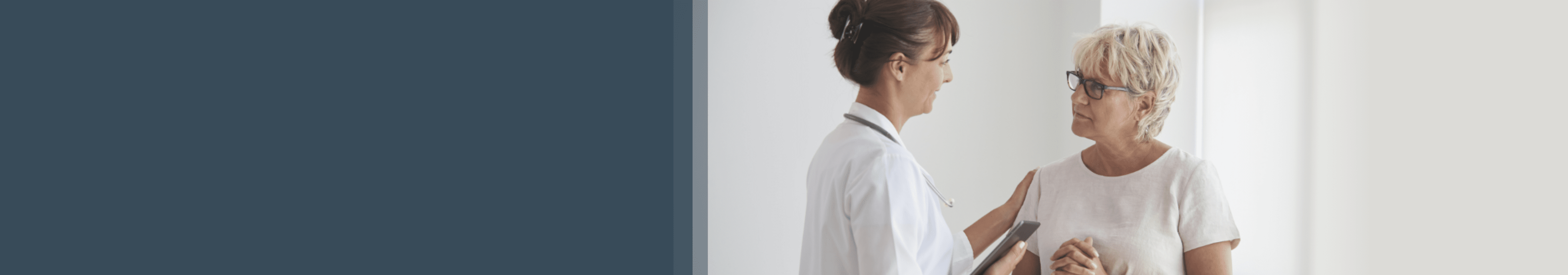 Der Arzt redet mit dem Patienten und beruhigt ihn, Ärztin, Patientin, sprechen Sie mit Ihrem Arzt, Unterstützung bei der Diagnose, Act4GPP