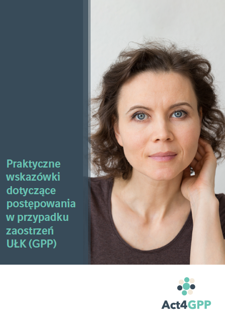 Młoda kobieta o ciemnych włosach patrzy w kamerę