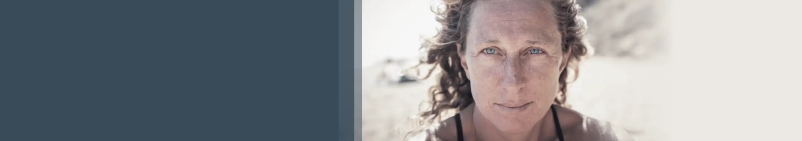 Kobieta chora na UŁK  na plaży, czynniki wyzwalające zaostrzenia, leczenie UŁK , Act4GPP