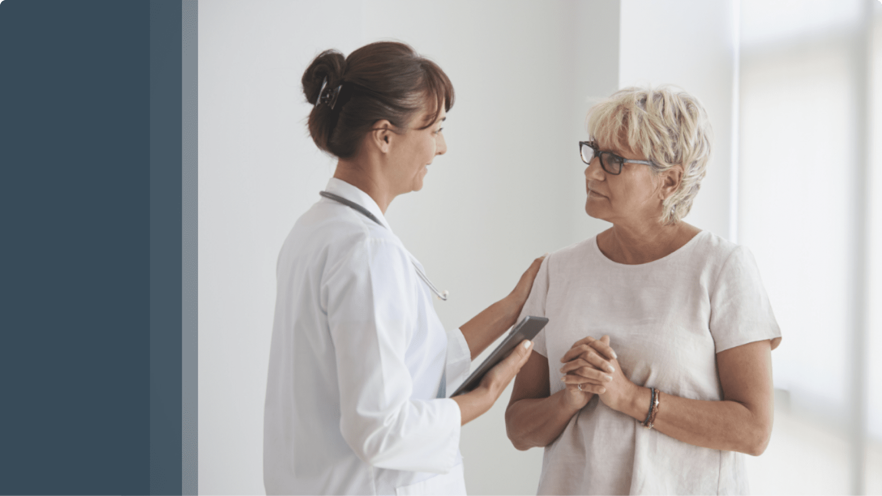 Lekarz rozmawiający i pocieszający pacjenta, lekarka, pacjentka, porozmawiaj z lekarzem, wsparcie przy rozpoznaniu, Act4GPP